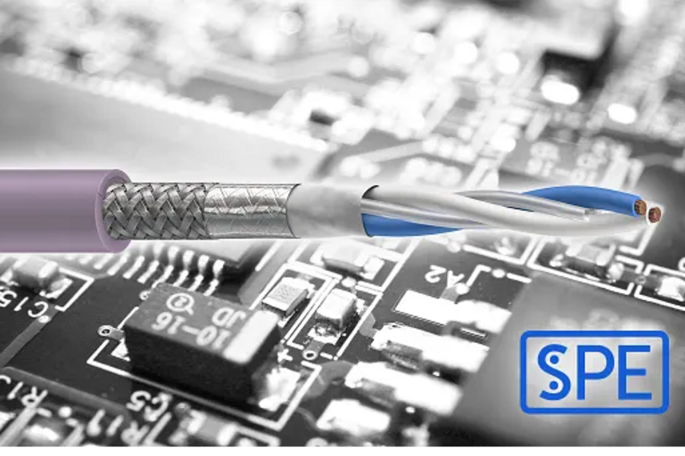 Single Pair Ethernet kabl ljubičast boje sa jednom parom upletenih žila i oklopom, prikazan na elektronskoj ploči, SPE tehnologija