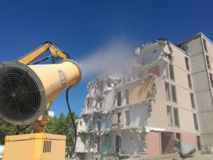 Primena HENNLICH topa za suzbijanje prašine prilikom rušenja zgrade