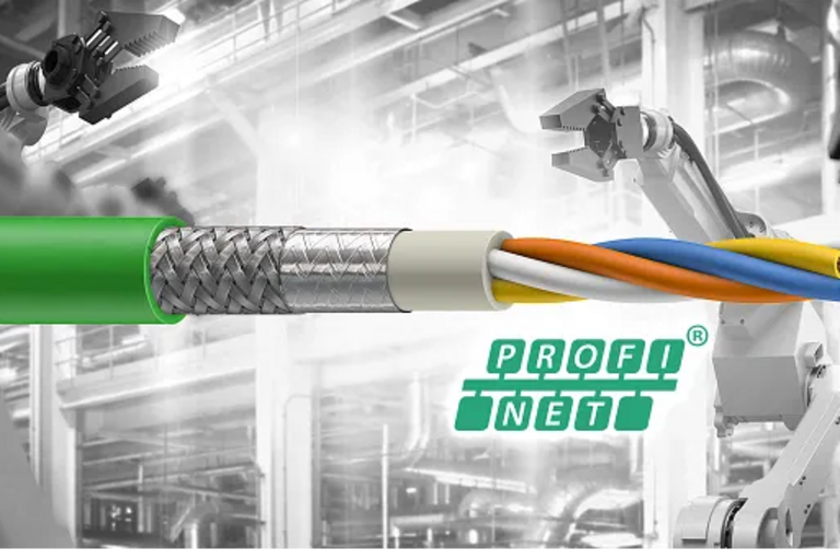 bus kabl za industijske sisteme Profinet sa prikazom unutrašnjosti kabla zeleni spoljni omotač sa metalnim pletenim širmom upletenim žicama plave žute narandžaste i bele boje u pozadini crno bela slika sa robotima za hvatanje
